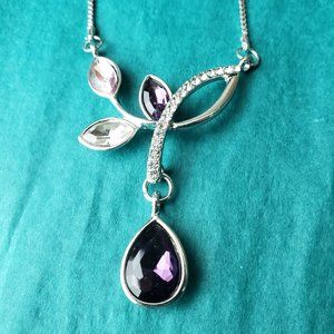 2/20$  LBVYR Gorgeous purple and white rhinestones necklace silver tone